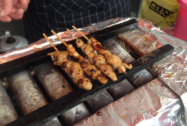 焼き鳥焼いている写真