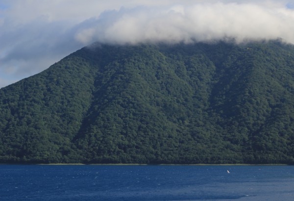 本栖湖と山